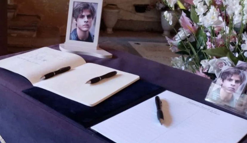 Michele Merlo alla camera ardente, il prete si rifiuta di celebrare la messa del funerale preview