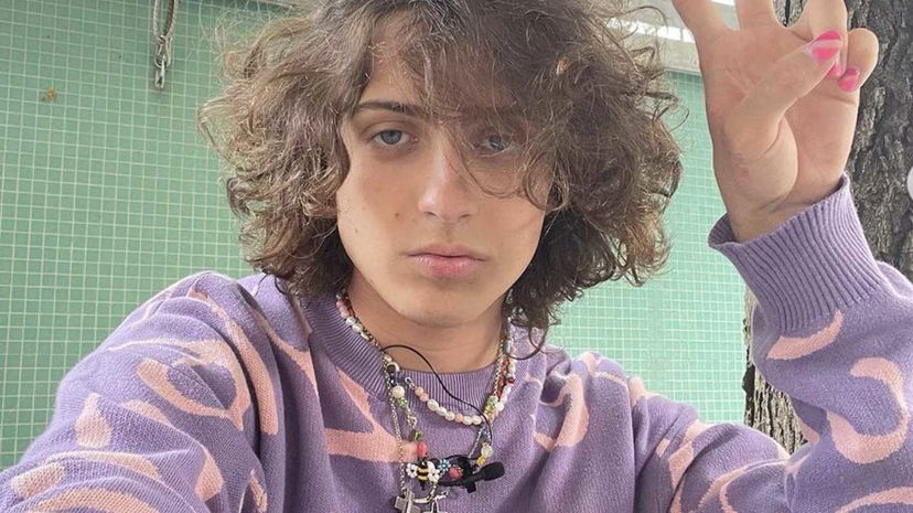 Un hater di Sangiovanni gli scrive: “Un cantante serio come Gigi D’Alessio non si tinge le unghie, sei un pagliaccio” – la sua reazione preview