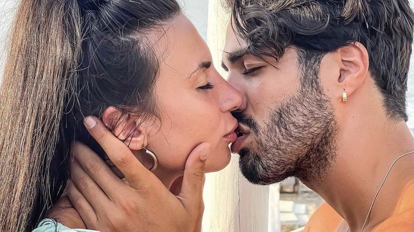 Luciano Punzo contro gli haters che gli chiedono “quanto ti pagano per stare con Manuela?” preview