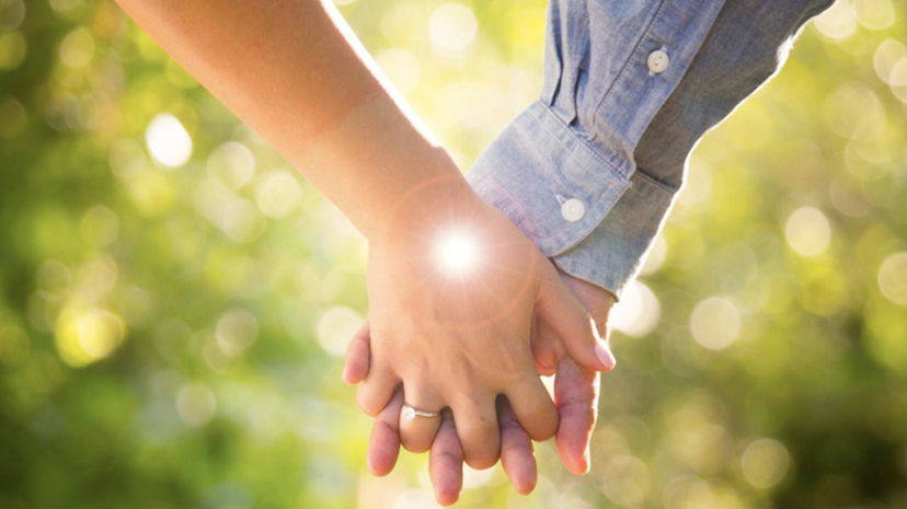 Isola dei Famosi, ex naufraga: “Torno con mio marito, me lo ha detto mia madre dall’aldilà” preview