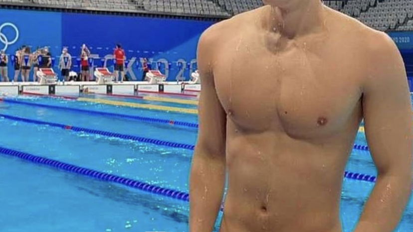 Tokyo 2020, nuotatore fidanzato beccato ad inviare sue foto private: “Leccami le pinne” preview
