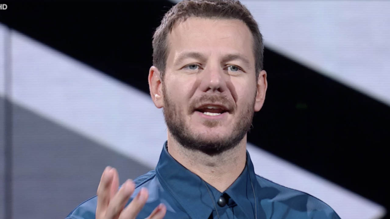 Alessandro Cattelan risponde a chi critica il suo programma bollandolo come  flop * Biccy.it