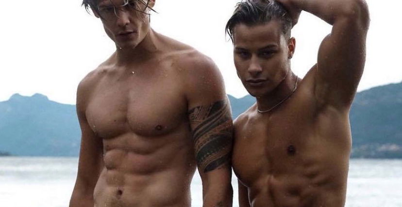 Denis Dosio bacia in bocca un uomo famoso per promuovere il suo OnlyFans preview