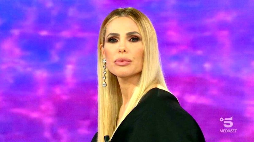 Ilary Blasi annuncia il suo prossimo ritiro dalla tv: “Soffro a fare le prime serate, vado a letto alle 22 di solito” preview