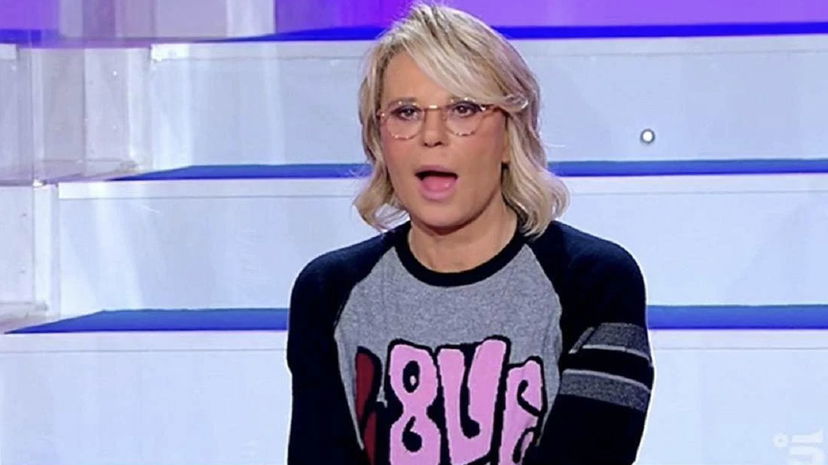 Maria De Filippi costretta a tagliare una scena di Uomini e Donne: vola uno schiaffone in studio preview