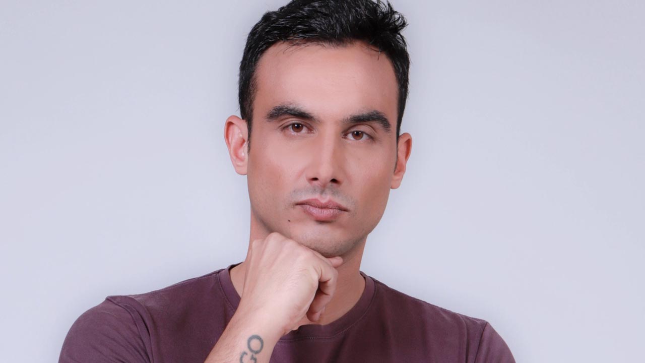 Nicola Pisu parla nella notte