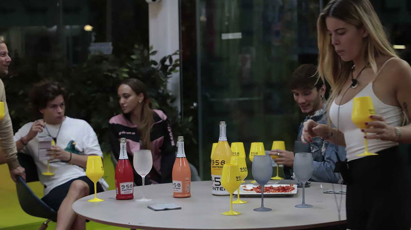 Gli autori del Grande Fratello Vip svelano come funzionano alcune cose tecniche, dalla consegna dei cellulari alle pulizie della Casa preview