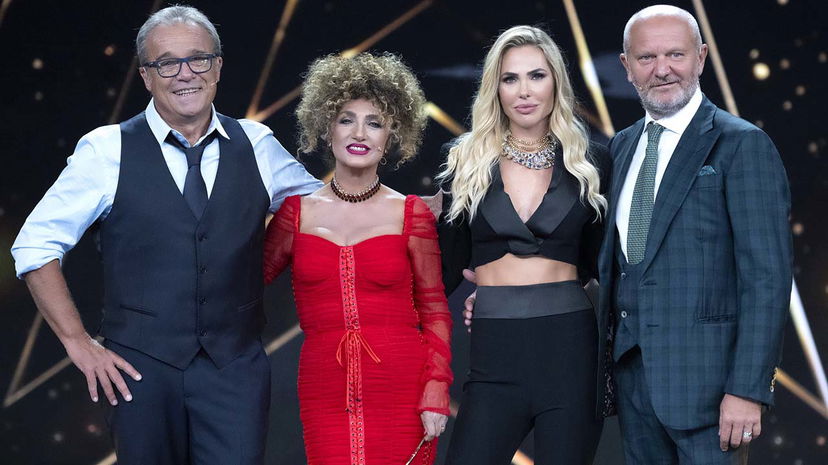 Star in the Star, nella seconda puntata entra in gioco una nuova maschera: ecco di chi si tratta preview