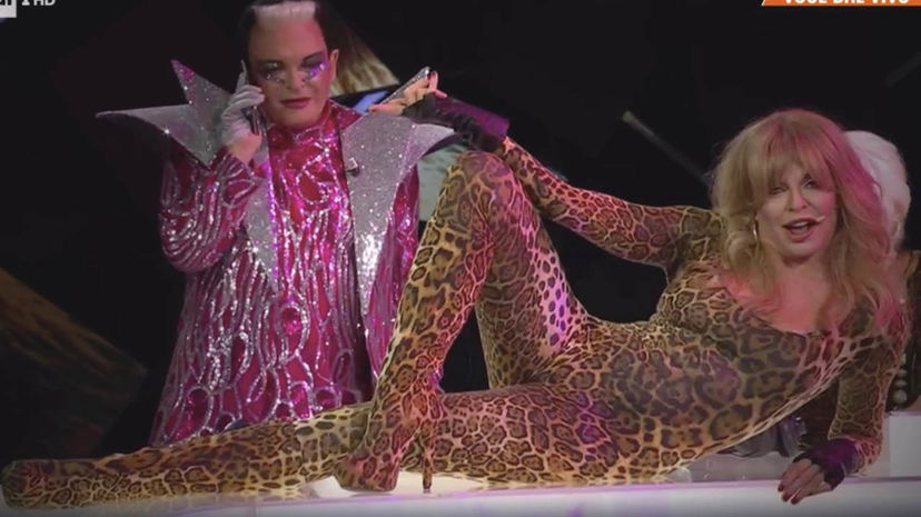 Alba Parietti canta Tomorrow e Malgioglio la boccia: “Amanda Lear si è sentita male dopo averti sentita” preview