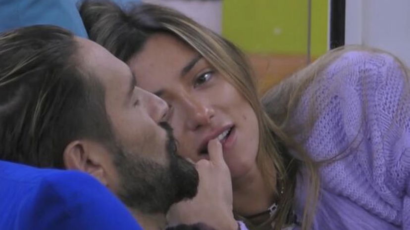 Alex Belli finalmente ammette: “Mi piace Soleil”, lei rilancia: “Potremmo essere due anime gemelle” preview