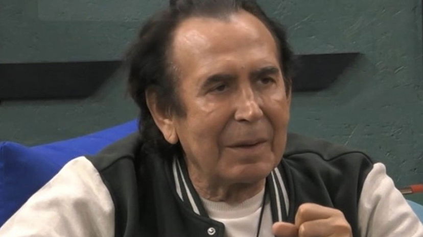 Giucas Casella racconta come sono nati i suoi poteri: “Da piccolo sono caduto in un pozzo” preview