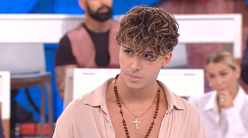 Mattia Zenzola è il più bello di Amici 21: Maria De Filippi lo elegge preview