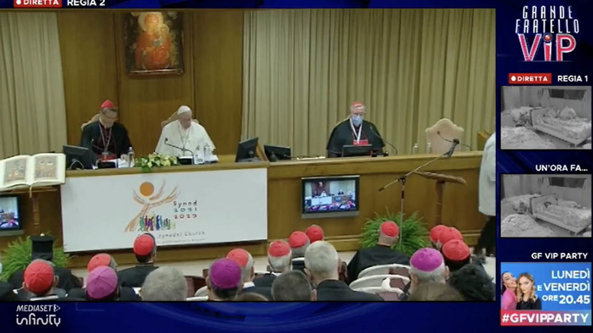 Papa Francesco in diretta al Grande Fratello Vip: la regia mostra per errore le immagini del Pontefice article-post