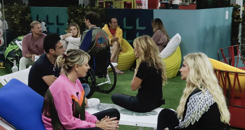 Grande Fratello Vip: un’autrice dice “massa di cerebrolesi” ed Endemol interviene preview