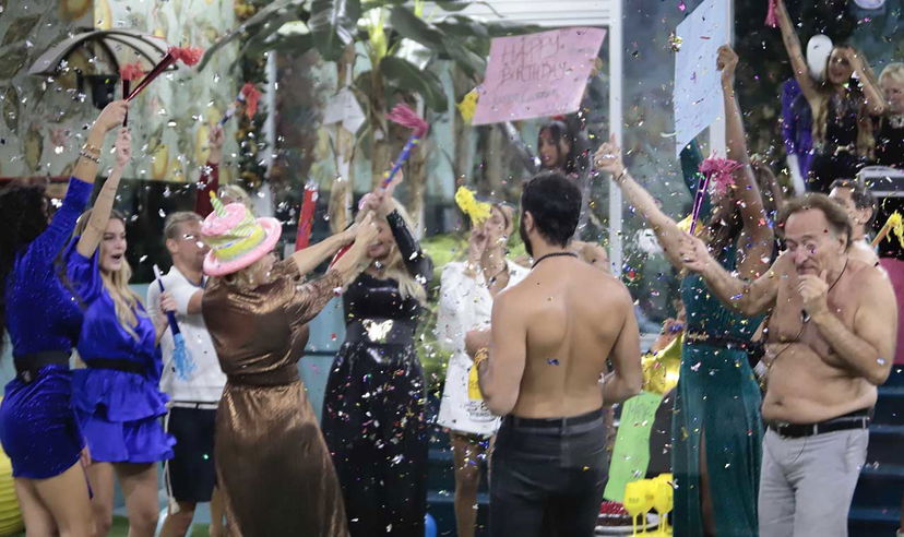 Grande Fratello Vip: la festa di Jo Squillo fa scattare il bacio fra Alex Belli e Nicola Pisu preview