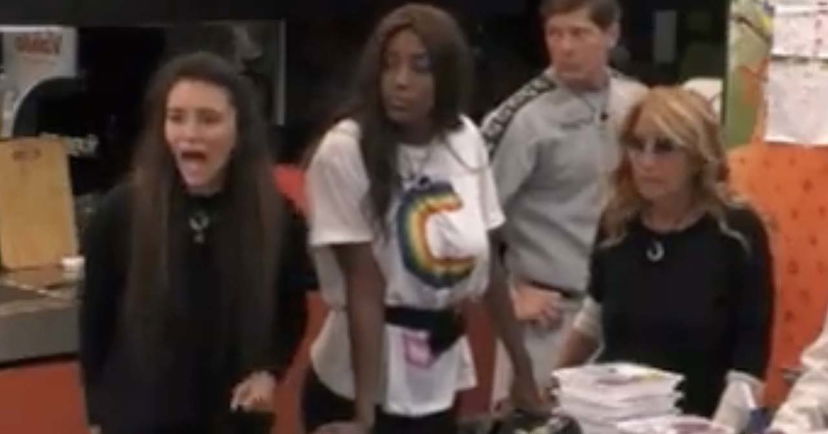 Grande Fratello Vip: un topo fa irruzione in cucina e le gieffine urlano terrorizzate preview