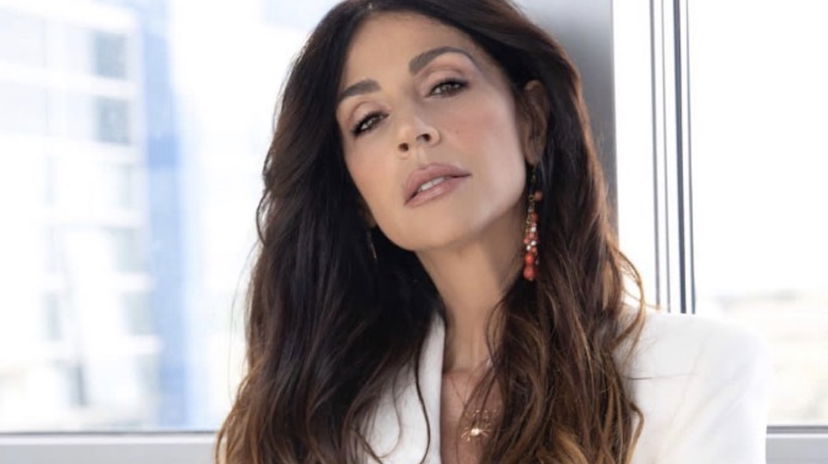 Raffaella Mennoia ha scritto un libro ispirato a Uomini e Donne: ecco qual è stata la reazione di Maria De Filippi preview