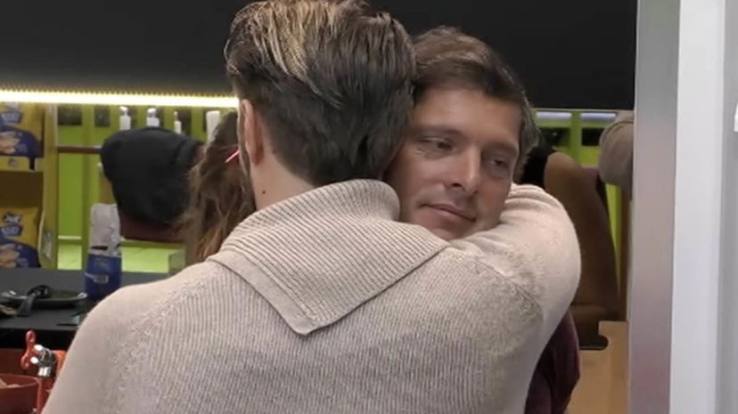 Aldo Montano, Alex Belli va ad abbracciarlo e chiede scusa: la reazione dello sportivo preview