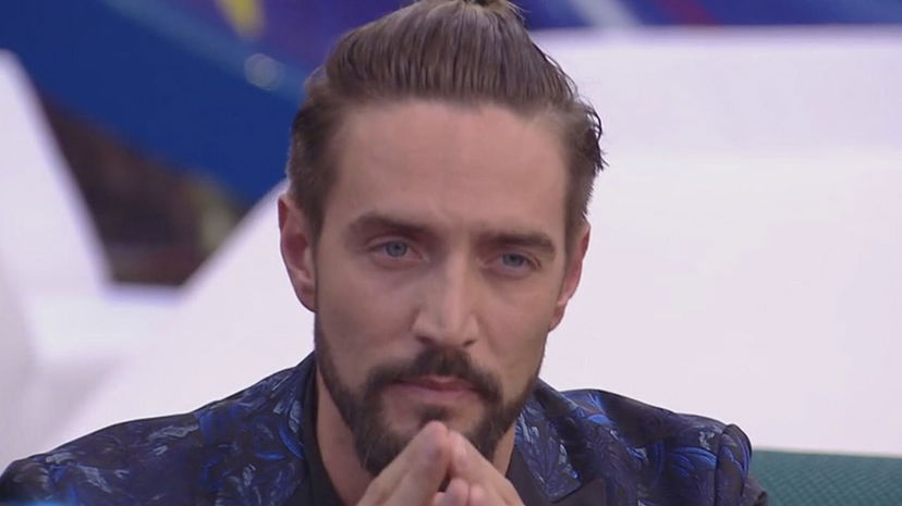 Alex Belli cerca di comunicare con l’esterno, la soffiata di Manila: “Ha dato un bigliettino” preview