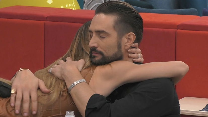 Alex Belli si dichiara a Soleil: “Avrei voluto incontrarti prima, ho sempre voglia di cercarti quando non sei con me” preview