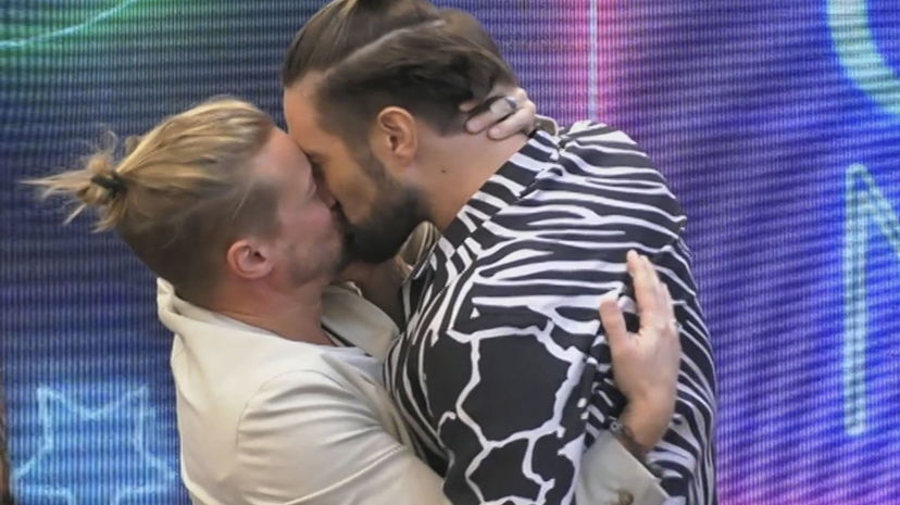 Davide Silvesti bacia Alex Belli e gli fa una confessione preview