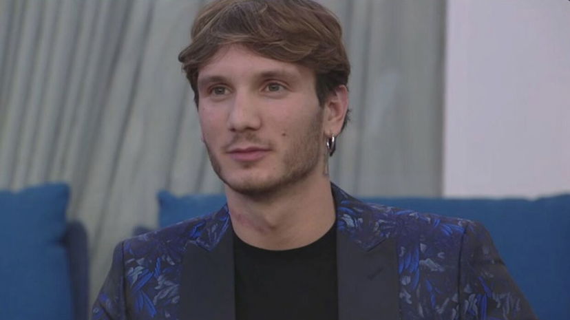 Manuel Bortuzzo, Alex Belli fa una battuta infelice tirando in ballo le sue condizioni: lo staff del nuotatore chiede seri provvedimenti preview