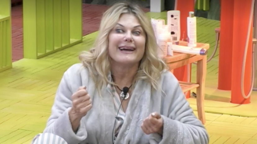 Patrizia Pellegrino in una notte ha già creato scompiglio al GF Vip: Alex e Soleil sul piede di guerra preview