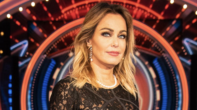 Sonia Bruganelli dice la sua sulle parole di Signorini: “Ho abortito due volte. Non la penso come lui” preview