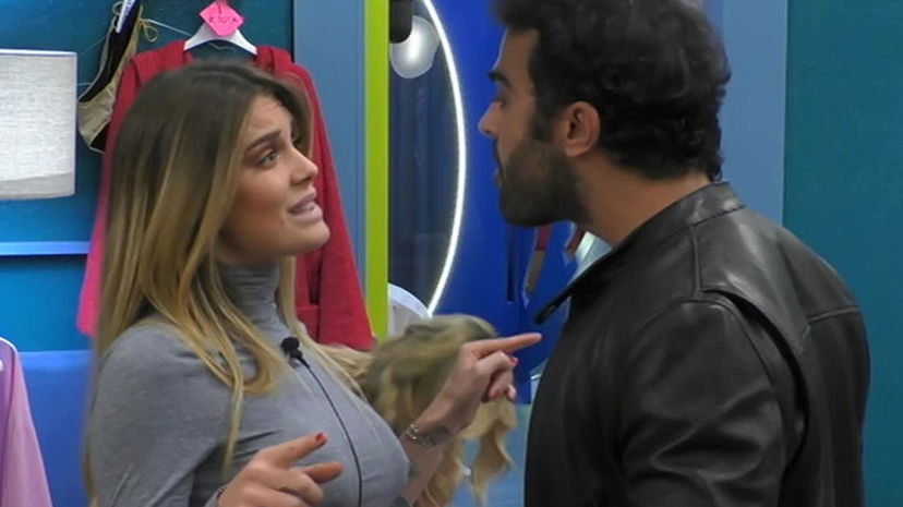 Sophie Codegoni contro Gianmaria Antinolfi: “Sei uno schifoso, basta farti castelli!” preview