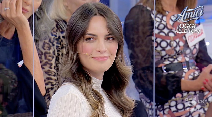 Andrea Nicole in esterna bacia Ciprian e Alessandro, poi confessa: “Ho pensato di farla finita, sono stata una delusione per i miei genitori” preview