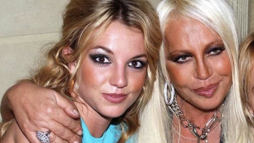 Britney Spears si prepara al matrimonio: “Donatella Versace mi sta disegnando l’abito da sposa” preview