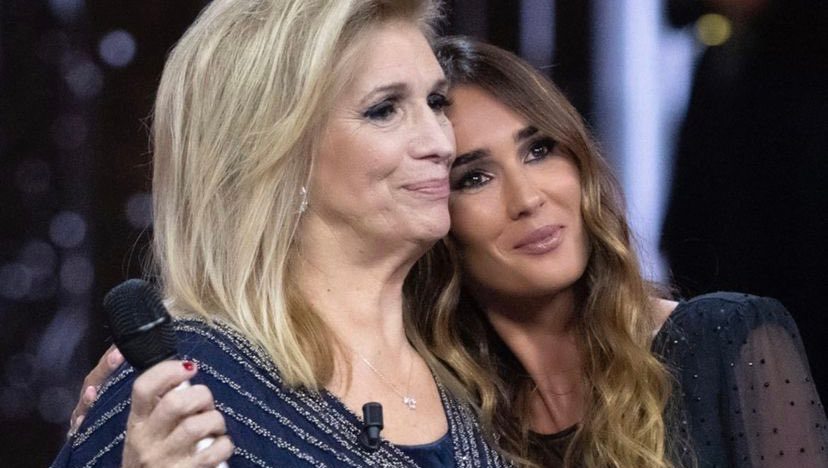 Pier Silvio Berlusconi omaggia a sorpresa Iva Zanicchi, Silvia Toffanin la celebra: “Sei meravigliosa” preview