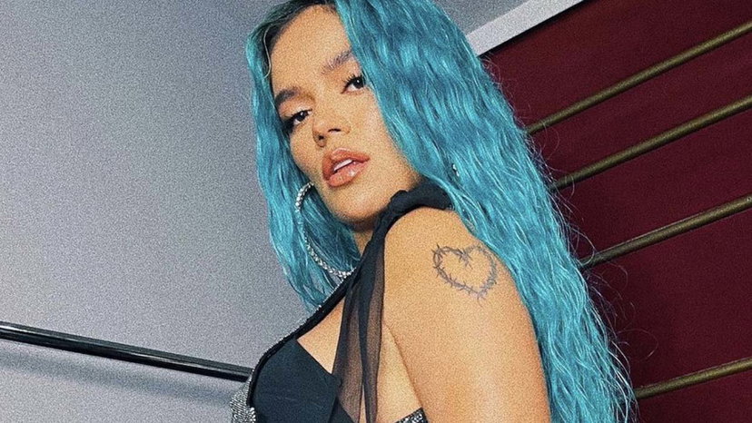 Karol G cade di faccia dalle scale durante un concerto, il video preview