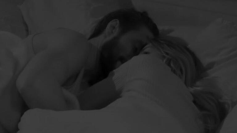 Alex Belli cerca di riconquistare Soleil: “Ci amiamo e ci sentiamo in colpa. Non vergogniamoci del nostro amore” Alex Belli cerca di riconquistare Soleil: “Ci amiamo e ci sentiamo in colpa. Non vergogniamoci del nostro amore”