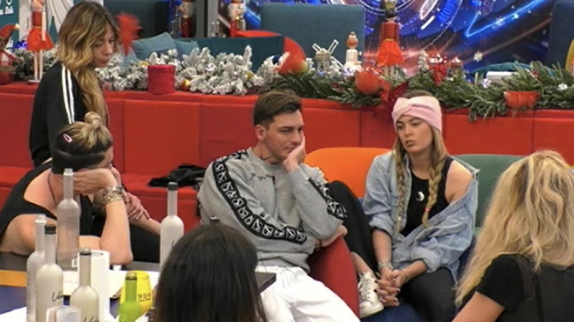 Gli autori del GF Vip comunicano ad Alessandro la morte del nonno: la sua reazione e quella dei gieffini preview