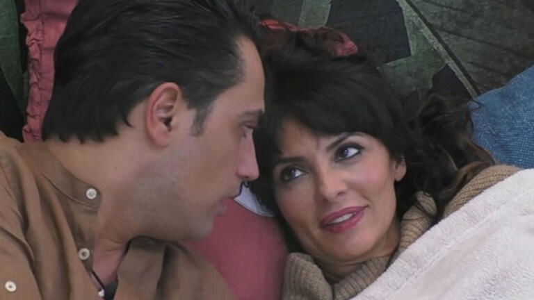 Miriana Trevisan sotto le coperte con Biagio D’Anelli: lui confessa cosa hanno fatto Miriana Trevisan sotto le coperte con Biagio D’Anelli: lui confessa cosa hanno fatto