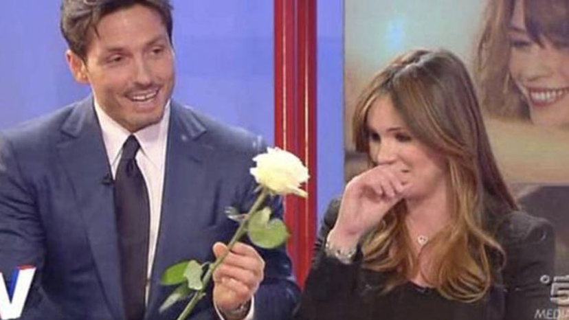 Silvia Toffanin: quando Pier Silvio fece irruzione negli studi di Verissimo per regalarle delle rose preview