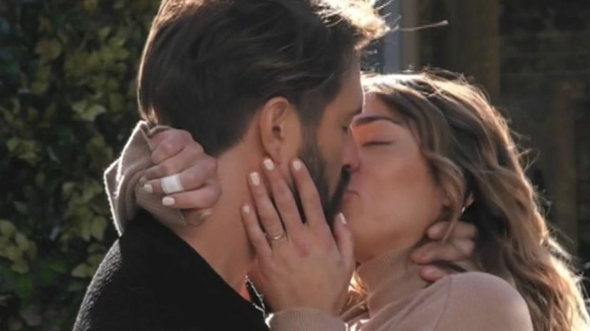 Soleil Sorge bacia Alex Belli, lui ci sta poi sbotta: “Sei una testa di C a farmi questo” preview