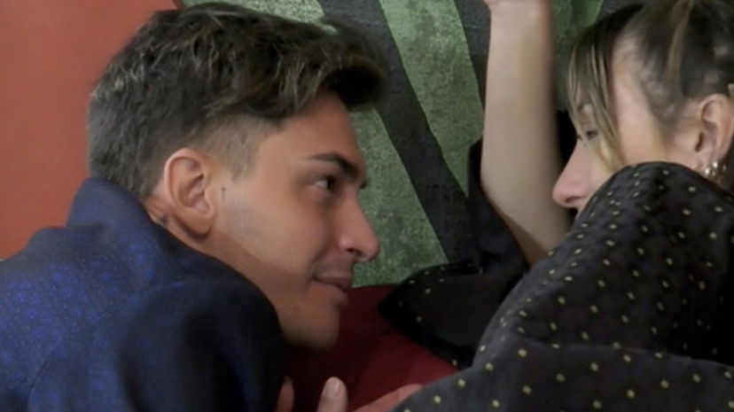 Soleil Sorge fa capitolare Alessandro Basciano: “Mi piaci, mi prendi di testa, giochiamo insieme” preview