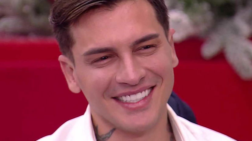 Alessandro Basciano denti rifatti, le vecchie foto e l’ironia di Alex Belli preview