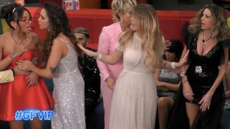 Lulù Selassié e Maria Monsè, è scontro (quasi) fisico: “Pazza! Iena!” Lulù Selassié e Maria Monsè, è scontro (quasi) fisico: “Pazza! Iena!”