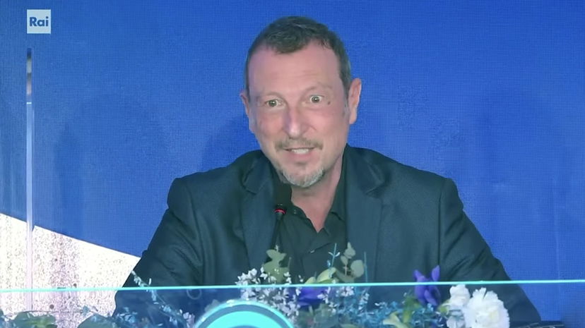 Amadeus, conferenza stampa di Sanremo: ospiti internazionali, piano B e durata delle serate preview