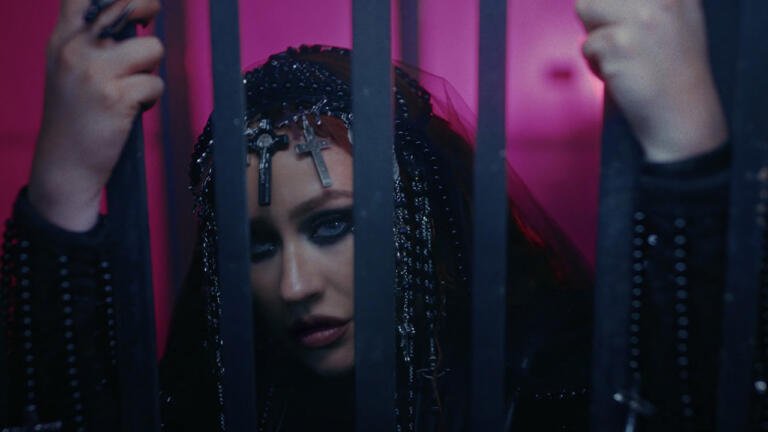 Christina Aguilera fa centro con il nuovo video ‘Santo’