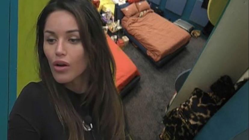 Delia Duran beccata a leggere dei fogli nell’armadio, scoppia il copione gate: “È sbiancata” preview