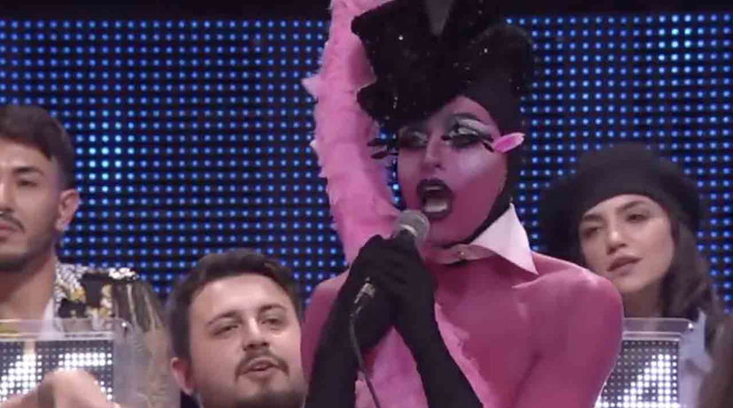 Farida Kant a Ciao Darwin vestita da fenicottero: il video che non tutti ricordano preview