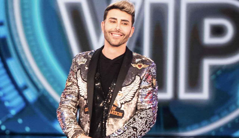 Urtis non sa di avere il microfono acceso e svela un dettaglio privato di Alex e Delia preview