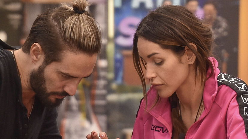 Belli confessa alla moglie quello che ha sussurrato a Soleil piangendo preview