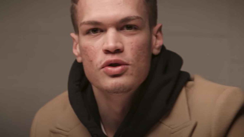 Blanco resta (di nuovo) in mutande durante un’intervista: “Sono nere!” preview