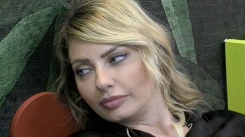 Manila Nazzaro fa scoppiare una polemica: “Per me puoi morire affogato” preview