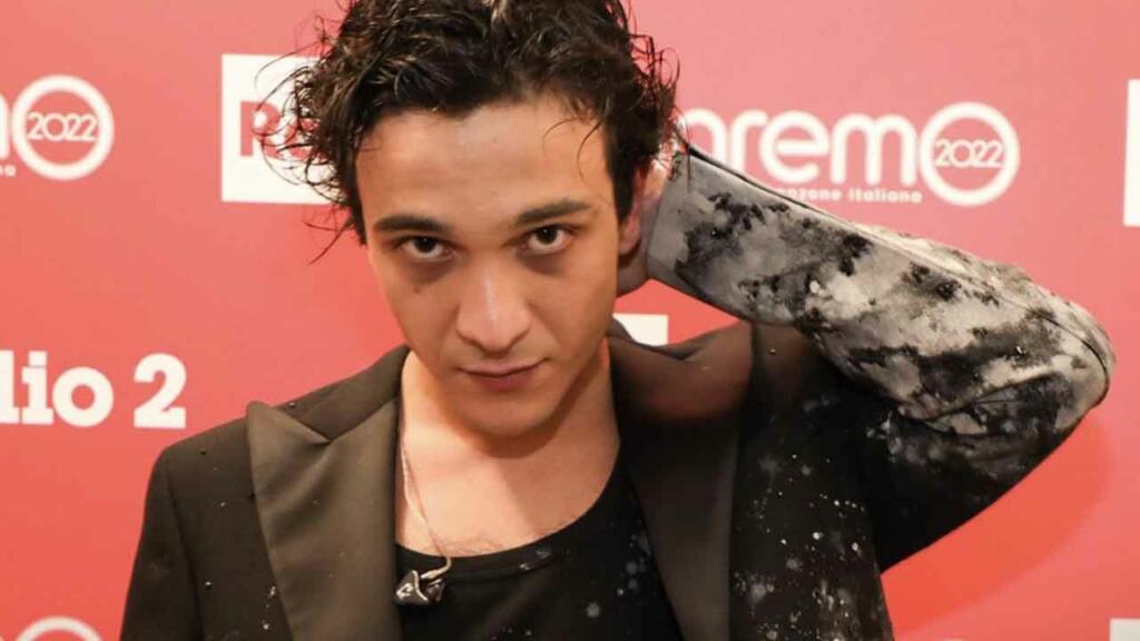 Tananai Bacia Un Ragazzo In Video E Parla Del Suo Orientamento Biccy it